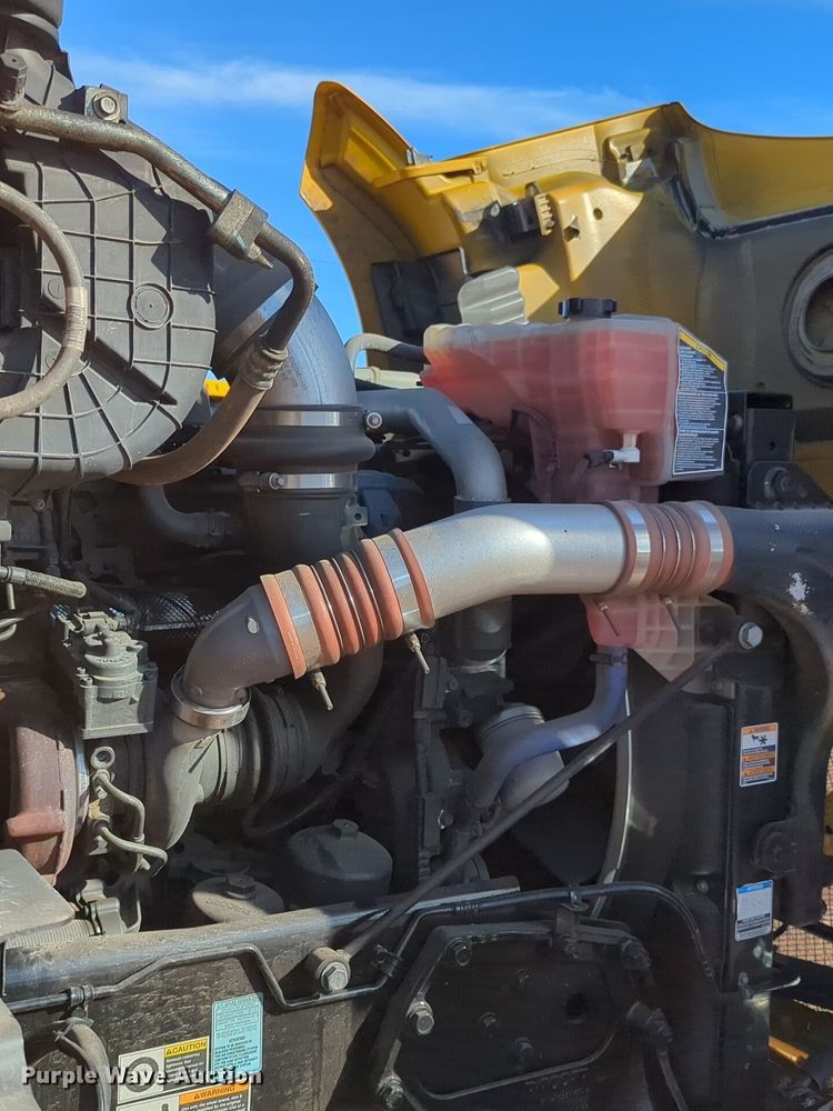 image for item EQ2470 2022 Kenworth T680 semi truck