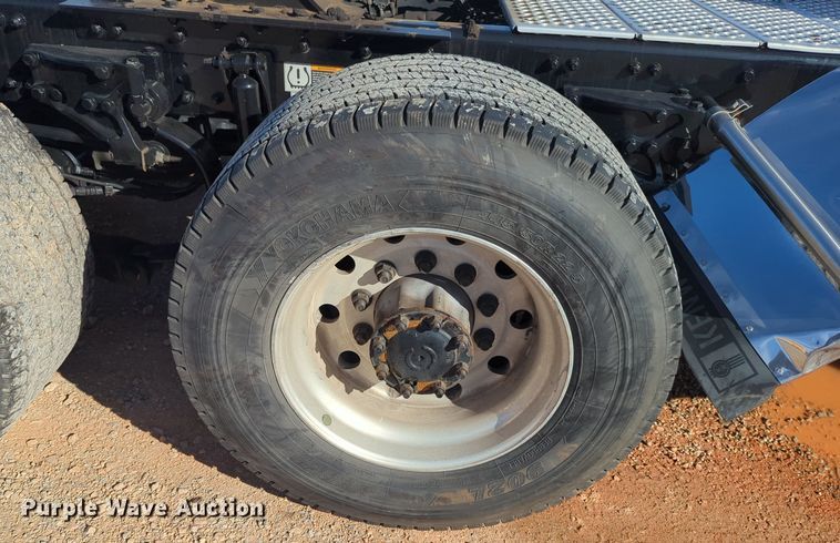 image for item EQ2470 2022 Kenworth T680 semi truck