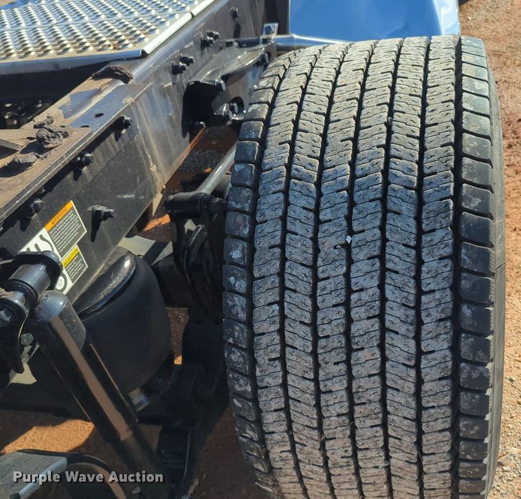 image for item EQ2470 2022 Kenworth T680 semi truck