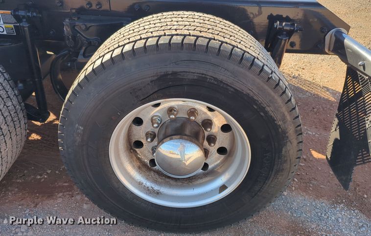 image for item EQ2470 2022 Kenworth T680 semi truck