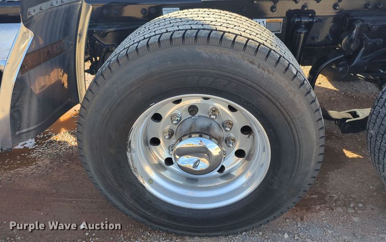 image for item EQ2470 2022 Kenworth T680 semi truck