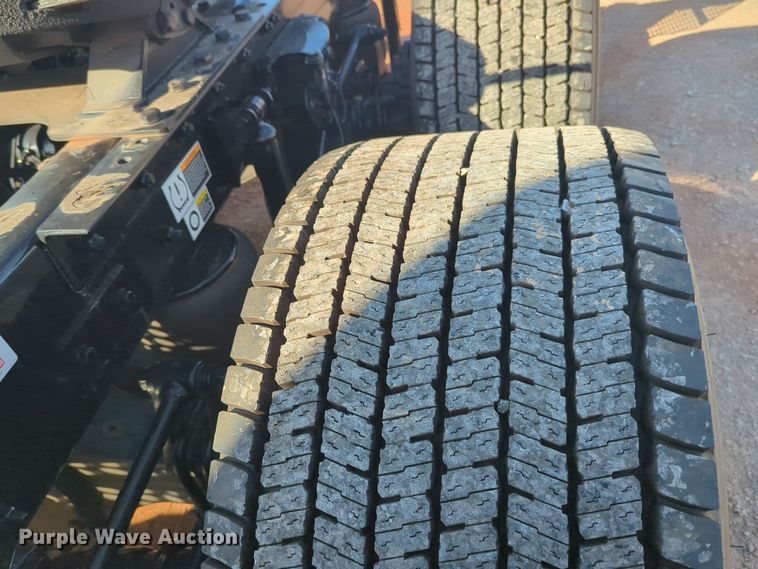 image for item EQ2470 2022 Kenworth T680 semi truck