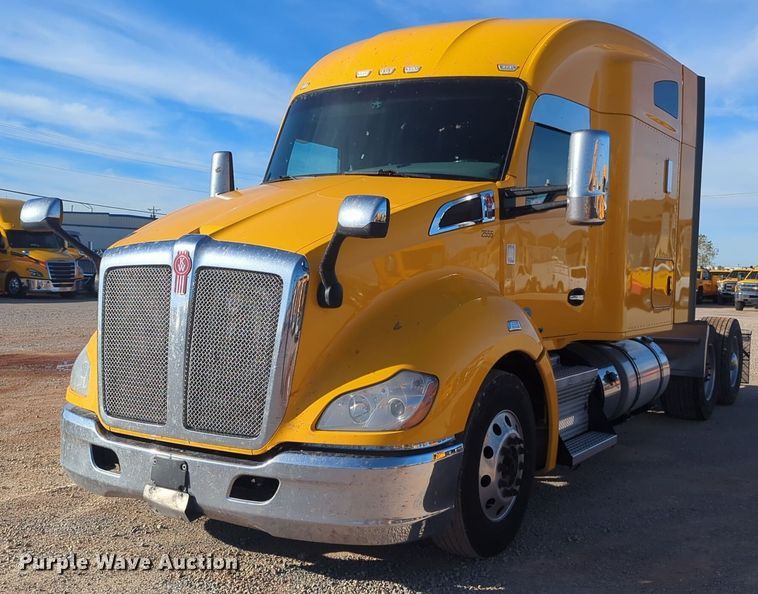 image for item EQ2474 2019 Kenworth T680 semi truck