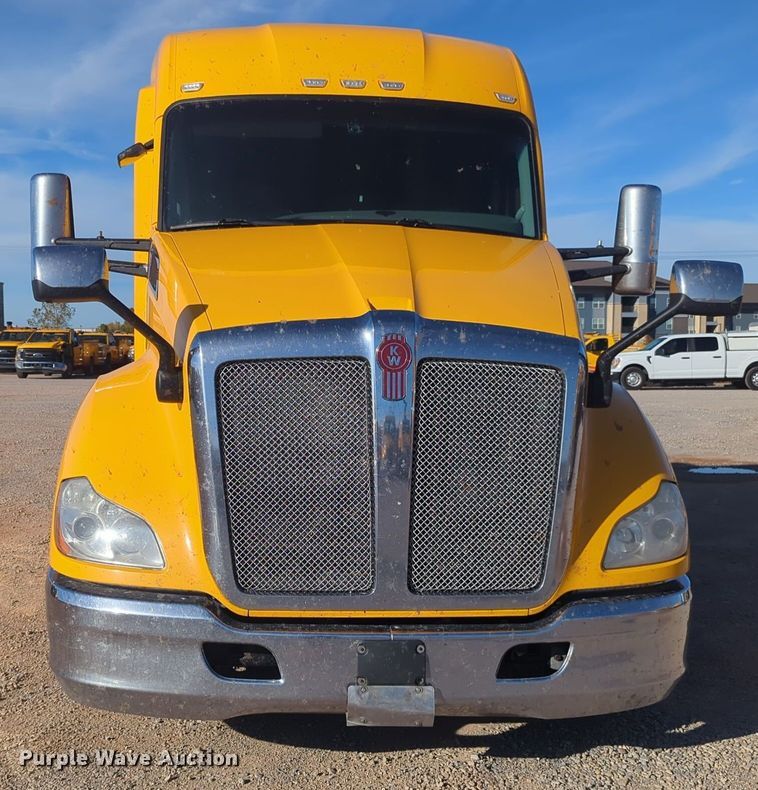 image for item EQ2474 2019 Kenworth T680 semi truck