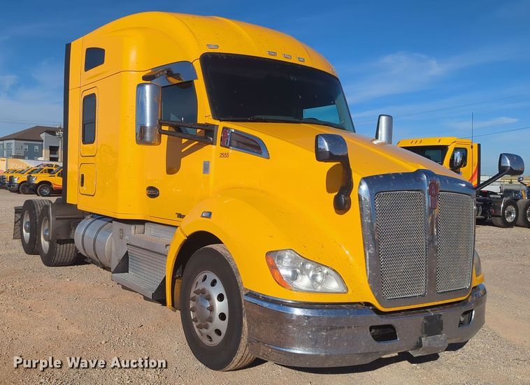 image for item EQ2474 2019 Kenworth T680 semi truck