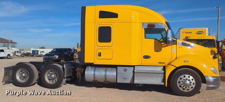 image for item EQ2474 2019 Kenworth T680 semi truck