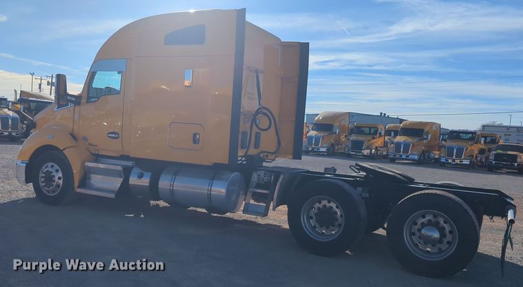 image for item EQ2474 2019 Kenworth T680 semi truck