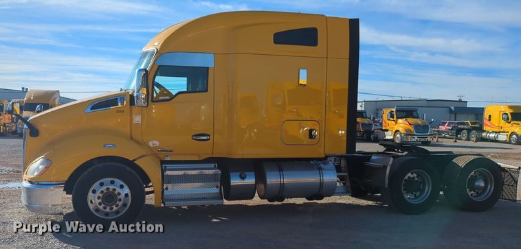 image for item EQ2474 2019 Kenworth T680 semi truck