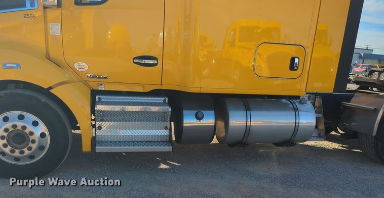 image for item EQ2474 2019 Kenworth T680 semi truck