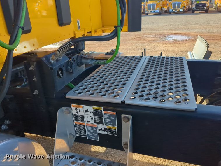 image for item EQ2474 2019 Kenworth T680 semi truck