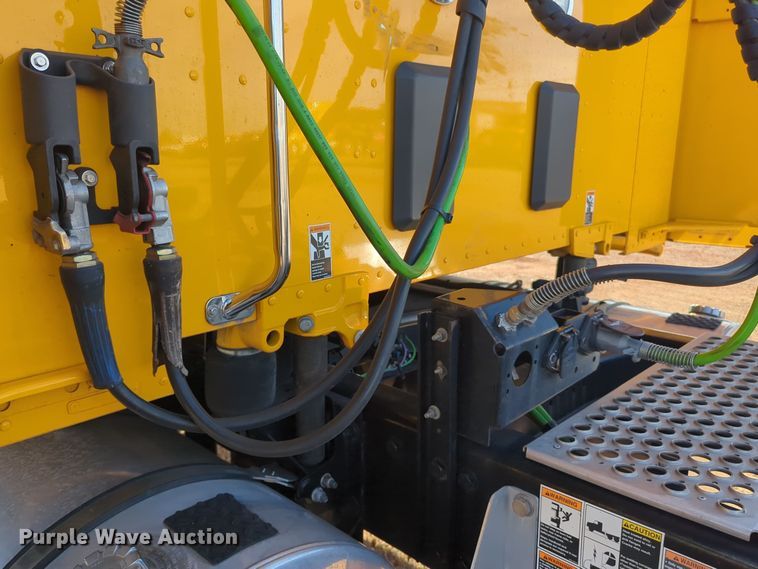 image for item EQ2474 2019 Kenworth T680 semi truck