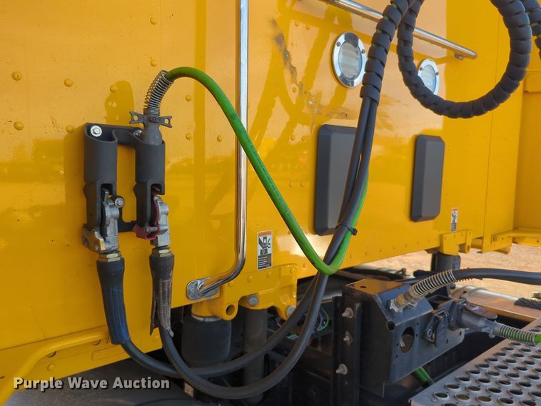 image for item EQ2474 2019 Kenworth T680 semi truck