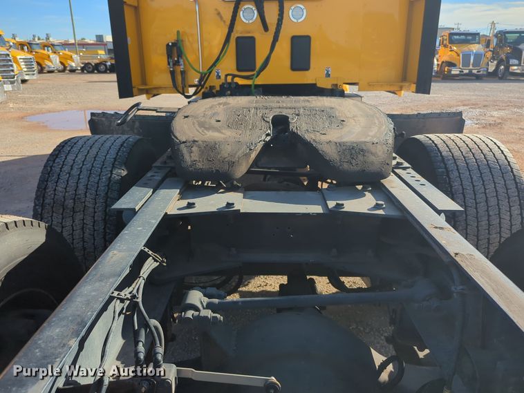 image for item EQ2474 2019 Kenworth T680 semi truck