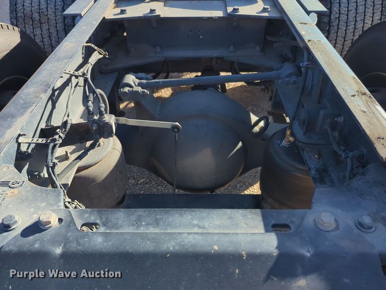 image for item EQ2474 2019 Kenworth T680 semi truck