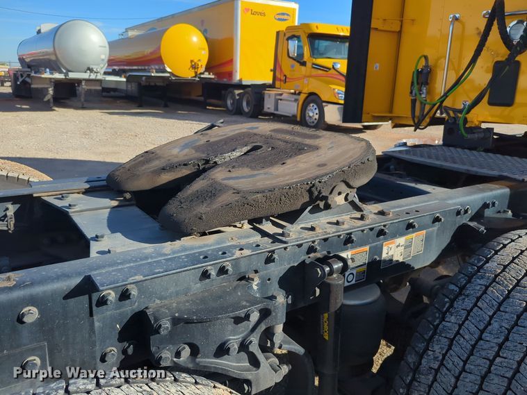 image for item EQ2474 2019 Kenworth T680 semi truck