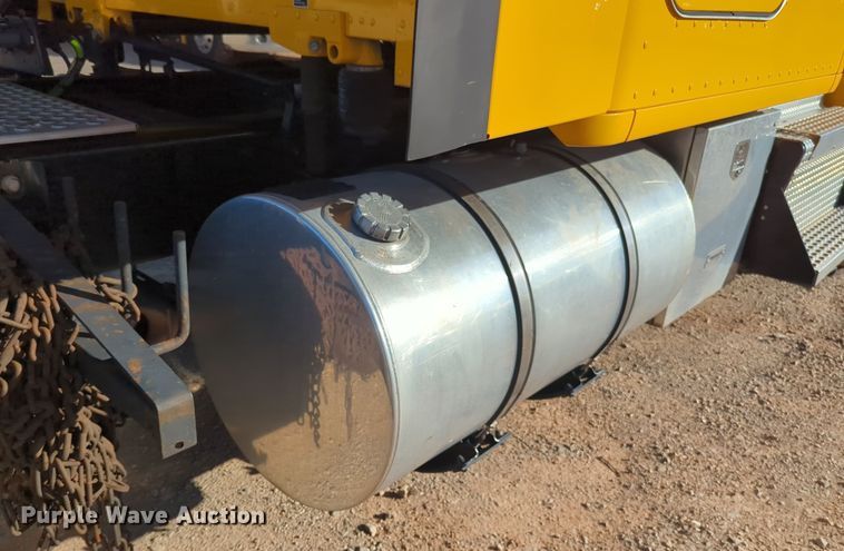 image for item EQ2474 2019 Kenworth T680 semi truck