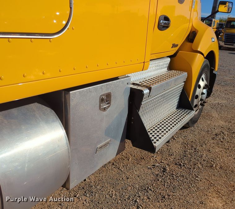 image for item EQ2474 2019 Kenworth T680 semi truck