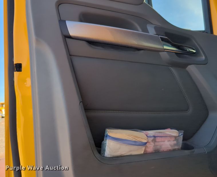 image for item EQ2474 2019 Kenworth T680 semi truck