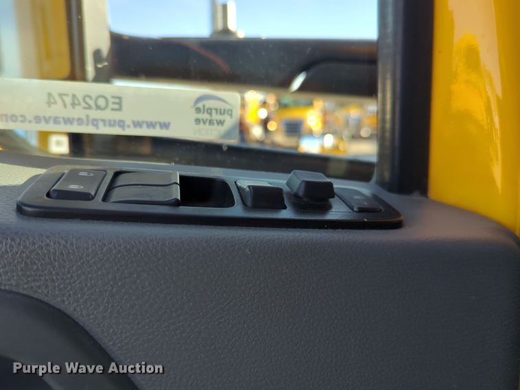 image for item EQ2474 2019 Kenworth T680 semi truck