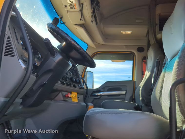 image for item EQ2474 2019 Kenworth T680 semi truck