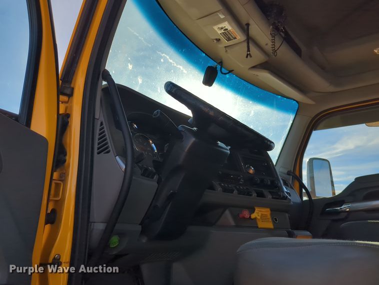 image for item EQ2474 2019 Kenworth T680 semi truck