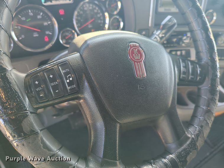 image for item EQ2474 2019 Kenworth T680 semi truck