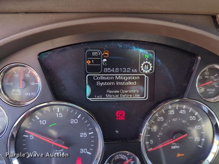 image for item EQ2474 2019 Kenworth T680 semi truck