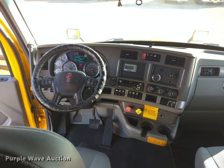 image for item EQ2474 2019 Kenworth T680 semi truck