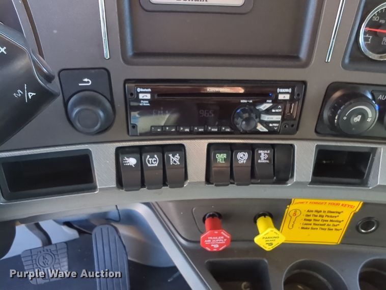 image for item EQ2474 2019 Kenworth T680 semi truck