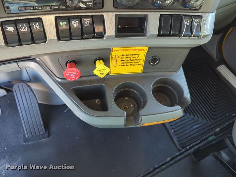 image for item EQ2474 2019 Kenworth T680 semi truck