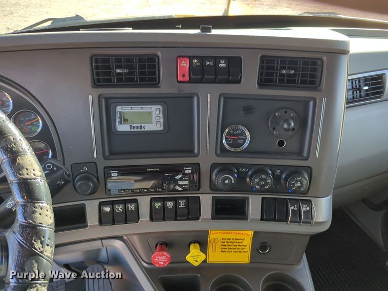 image for item EQ2474 2019 Kenworth T680 semi truck