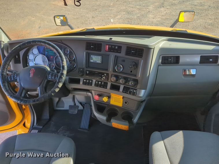 image for item EQ2474 2019 Kenworth T680 semi truck