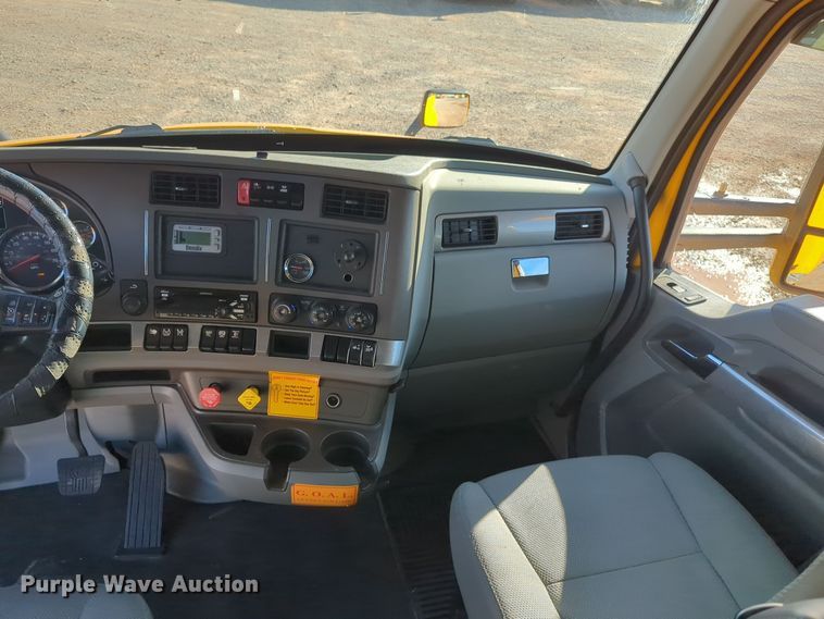 image for item EQ2474 2019 Kenworth T680 semi truck