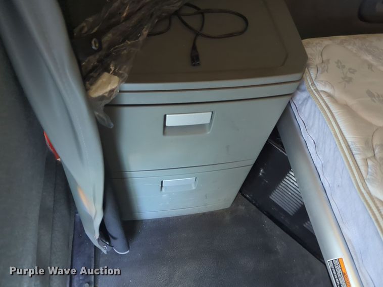 image for item EQ2474 2019 Kenworth T680 semi truck