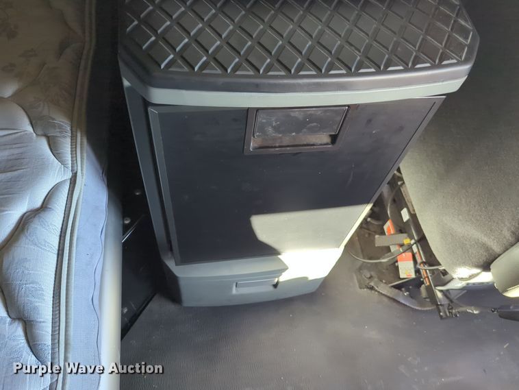 image for item EQ2474 2019 Kenworth T680 semi truck