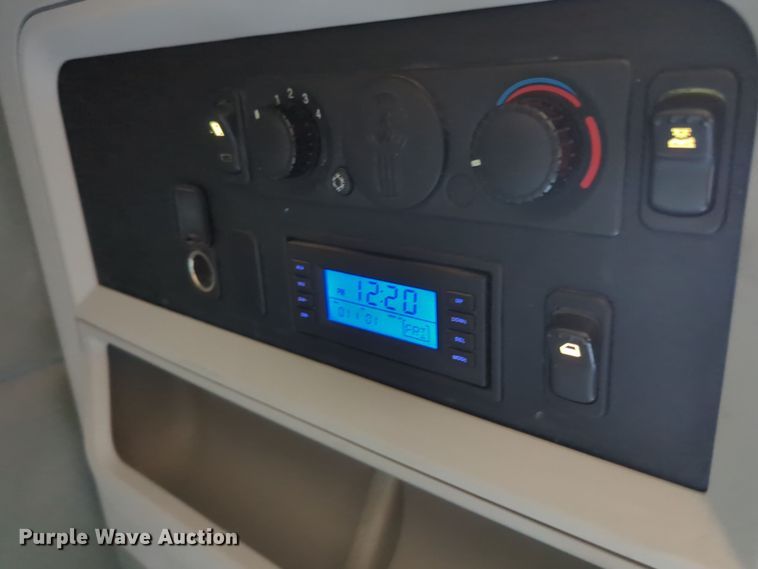 image for item EQ2474 2019 Kenworth T680 semi truck