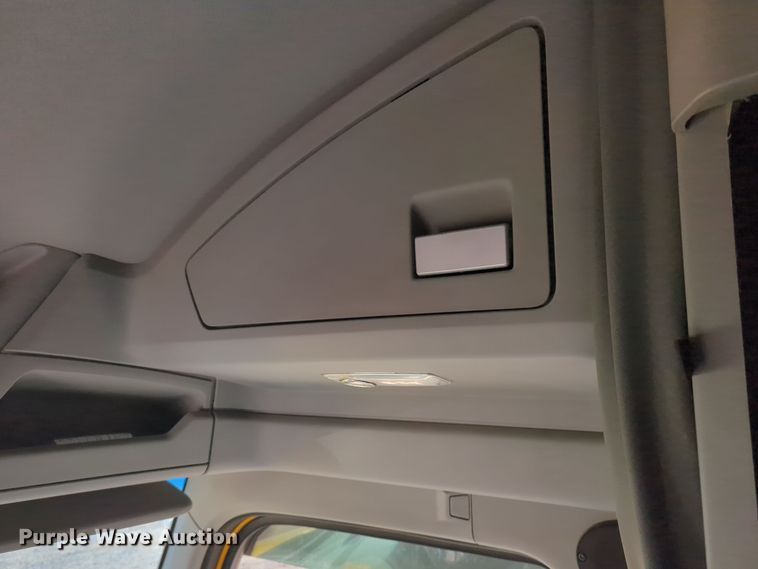 image for item EQ2474 2019 Kenworth T680 semi truck