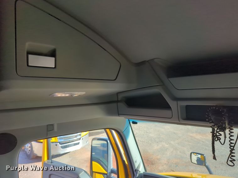 image for item EQ2474 2019 Kenworth T680 semi truck