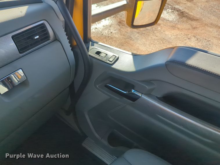 image for item EQ2474 2019 Kenworth T680 semi truck