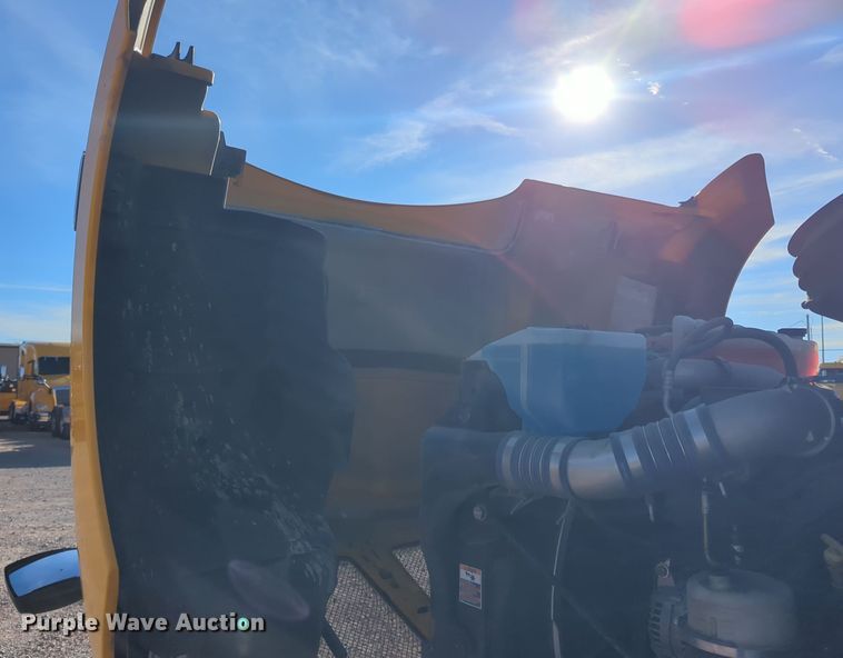 image for item EQ2474 2019 Kenworth T680 semi truck