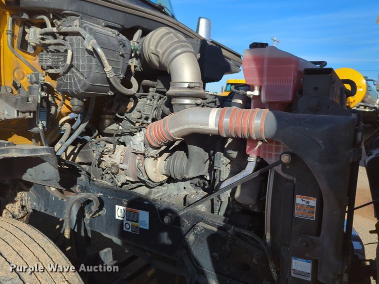 image for item EQ2474 2019 Kenworth T680 semi truck