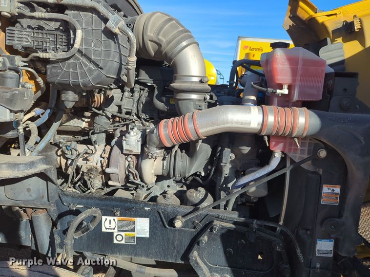 image for item EQ2474 2019 Kenworth T680 semi truck