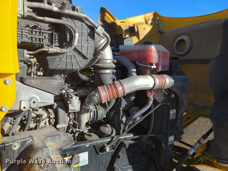 image for item EQ2474 2019 Kenworth T680 semi truck