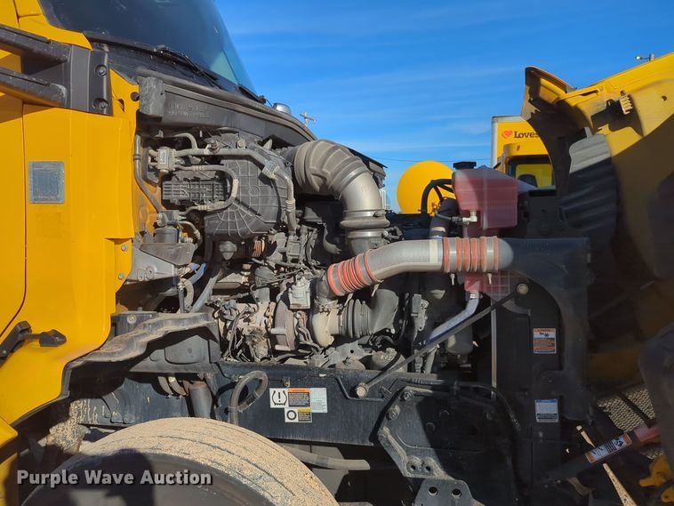 image for item EQ2474 2019 Kenworth T680 semi truck