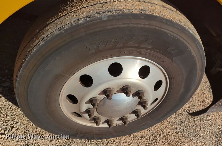 image for item EQ2474 2019 Kenworth T680 semi truck