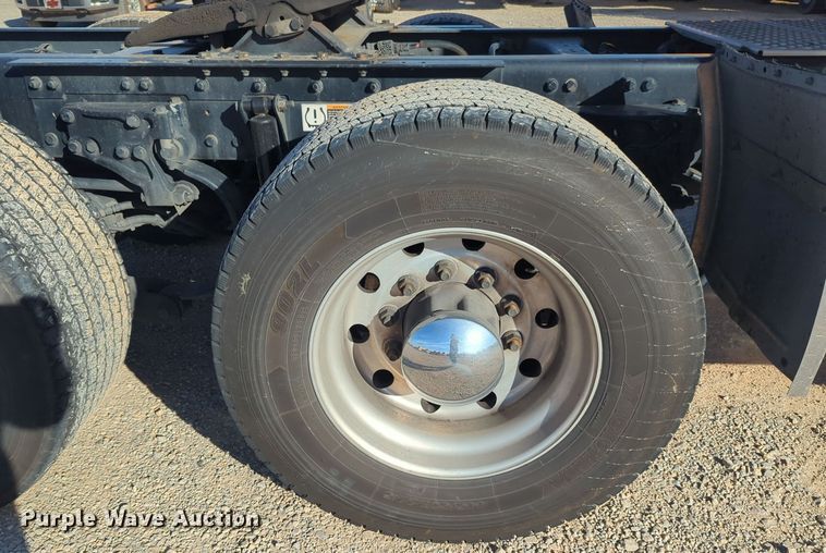 image for item EQ2474 2019 Kenworth T680 semi truck