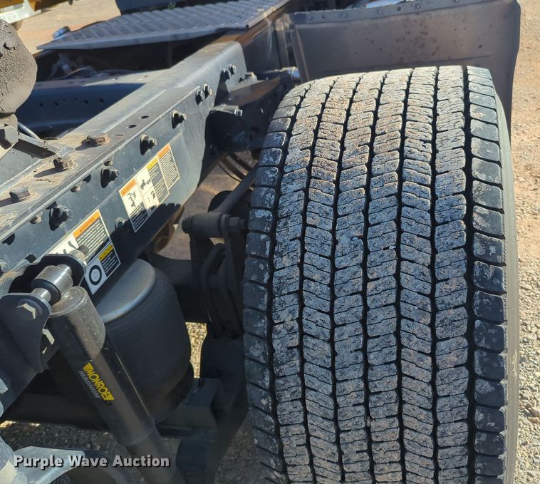 image for item EQ2474 2019 Kenworth T680 semi truck