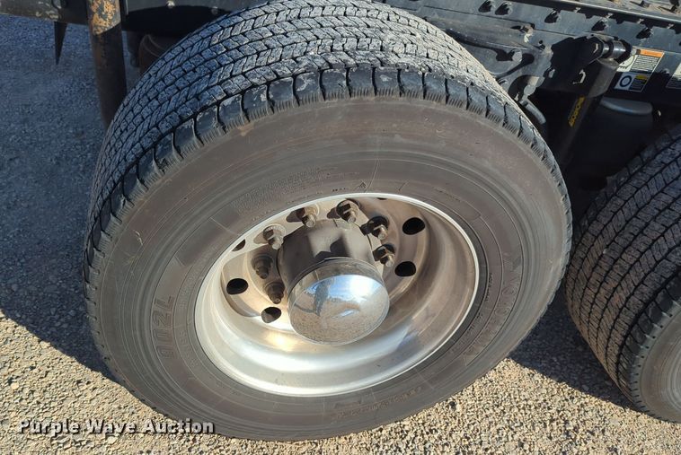 image for item EQ2474 2019 Kenworth T680 semi truck