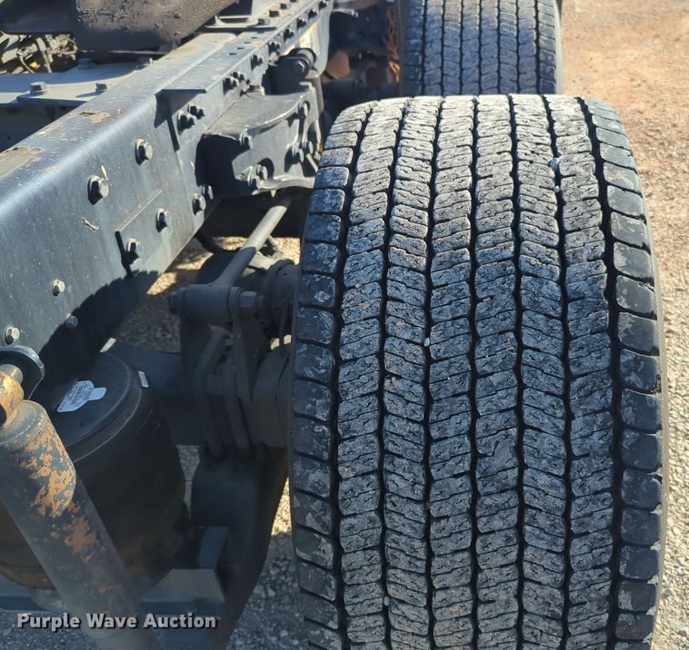 image for item EQ2474 2019 Kenworth T680 semi truck