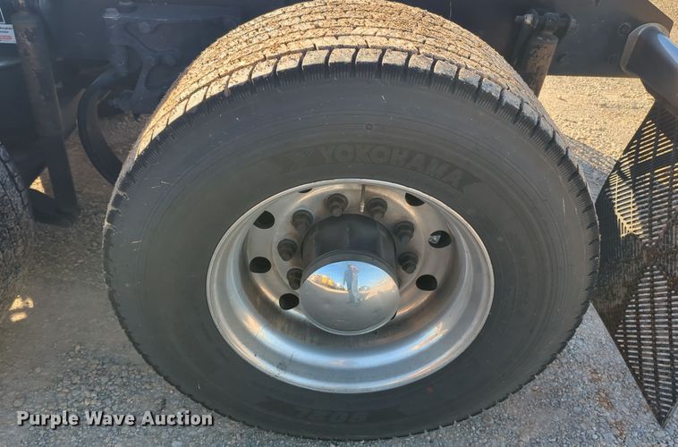 image for item EQ2474 2019 Kenworth T680 semi truck